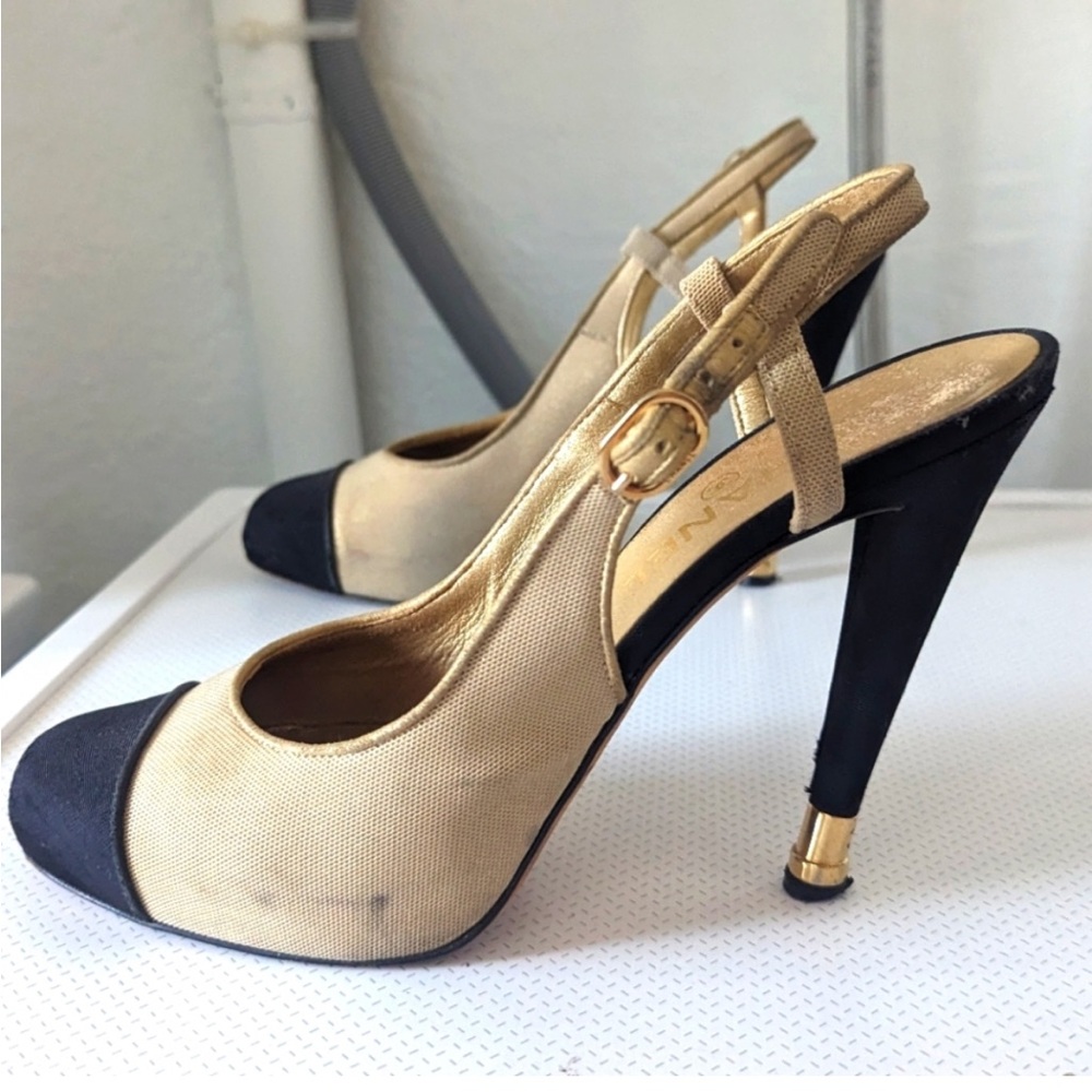 CHANEL Beige and Black Sling back pump
